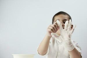 ein Junge tragen medizinisch Handschuhe foto