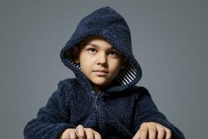 Porträt von ein wenig Kind mit Kapuzenpullover foto