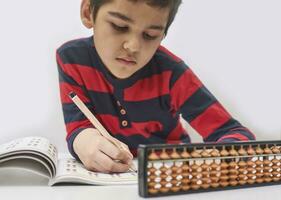 ein Schüler tun mental Mathematik foto