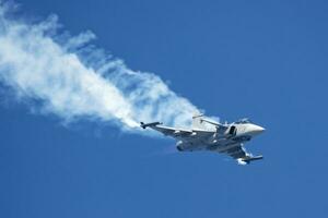 Militär- Kämpfer Jet Flugzeug beim Luft Base. Flughafen und Flugplatz. Luft Macht Flug Betrieb. Luftfahrt und Flugzeug. Luft Verteidigung. Militär- Industrie. fliegen und fliegend. foto