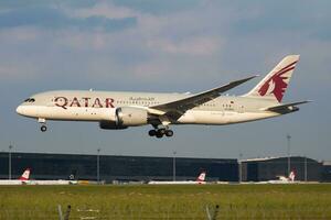 Katar Atemwege boeing 787-8 Traumliner a7-bca Passagier Flugzeug Ankunft und Landung beim Wien Flughafen foto