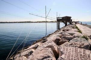 ein Seebrücke Nächster zu das Ozean foto