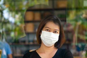 asiatisch Frau tragen schützend Maske auf ihr Gesicht foto