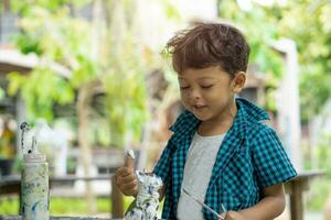 asiatisch Kinder genießen seine Gemälde mit Hände foto