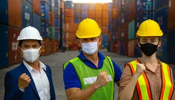 industriell Arbeitskräfte oder Ingenieure tragen Coronavirus oder covid-19 schützend Masken foto