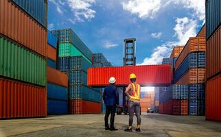 Ingenieur und industriell Arbeitskräfte Frauen aussehen Gabelstapler LKW Handhabung Container Box foto