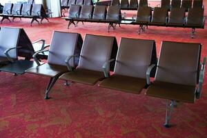 Abfahrt Halle beim Flughafen mit Leder Sitze im Reihe foto