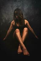 jung attraktiv Frau üben Yoga Disziplin im ein nebelig Zimmer foto
