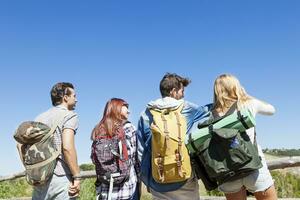 Gruppe von jung Wanderer im das Berge vorbereiten ein Ausflug foto