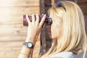 hübsches Mädchen mit Fernglas, das den Horizont betrachtet foto