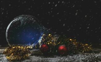 Weihnachten Dekorationen Innerhalb ein groß Licht Birne unter das Schnee foto