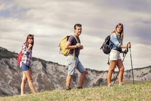 Gruppe von jung Wanderer im das Berg im Single Datei foto