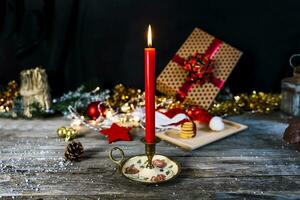 Weihnachten Dekoration Beleuchtung mit Geschenk und drei Kekse auf hölzern Tabelle foto