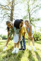 gruppe asiatischer und kaukasischer kinder, die spaß im park haben foto