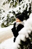 jung Frau n warm Kleider genießen im Schnee foto