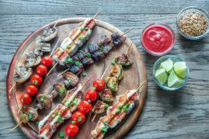 gegrillt Hähnchen und Gemüse Spieße foto