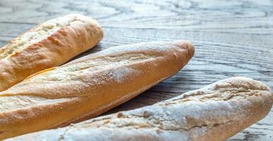 drei Baguettes auf dem hölzernen Hintergrund foto