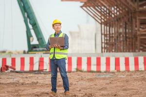 Ingenieur Mann mit Laptop beim Infrastruktur Konstruktion Grundstück, Vorarbeiter Arbeiter Überprüfung Projekt im Gebäude Seite? ˅ foto