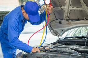 Techniker überprüft Auto Luft Konditionierung System Kältemittel aufladen, Auto Luft Konditionierung Reparatur, Handwerker prüfen und Fest Auto Luft Conditioner System foto