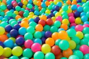 bunt Plastik Bälle zum Kinder spielen im Spielplatz Zimmer foto