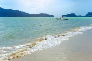 Boot auf Blau Wasser und Weiß Sand Strand im Thailand Meer, satun Provinz foto