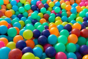 bunt Plastik Bälle zum Kinder spielen im Spielplatz Zimmer foto