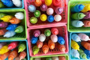 bunt Plastik Farben zum Kinder zu abspielen und zeichnen Bild foto