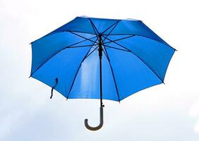 Blau Regenschirm Das war entfaltet isoliert auf Weiß foto
