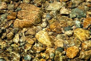 klar Wasser im das Fluss und Stein Textur foto