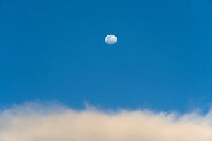 Tag Mond und seltsam Wolken auf das Himmel foto