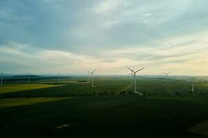 Windmühle Turbinen beim Sonnenuntergang, Wind Energie Konzept foto