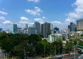 Bangkok Stadt und modern Büro Gebäude und Garten im Antenne Aussicht foto