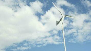 das Weiß Windmühle im Blau Himmel und Wolken Hintergrund, Wende im Wind zu generieren sauber elektrisch Energie Industrie, natürlich Leistung Ressource Technologie zum nachhaltig Ökologie und Umgebung Erhaltung. foto