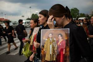 Bangkok Thailand - - 5. Oktober 2017 thailändisch Trauernde Menschen tragen schwarz Kleider und Tragen König und Königin von Rama ix Bhumibol fotografieren auf zuletzt Tag von Respekt zu ihr Geliebte König beim großartig Palast foto