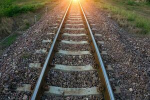 Eisenbahn und das Gebäude von Stahl foto