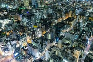 Antenne Aussicht von Innenstadt überfüllt mit glühend Licht beim Tokyo foto