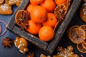 schön festlich Weihnachten Komposition von Mandarinen, Lebkuchen und Star Anis foto