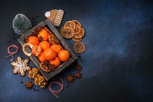 schön festlich Weihnachten Komposition von Mandarinen, Lebkuchen und Star Anis foto