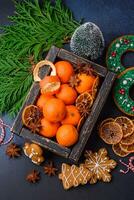 schön festlich Weihnachten Komposition von Mandarinen, Lebkuchen und Star Anis foto