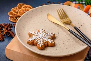 schön festlich Weihnachten Komposition von ein leeren Platte, Mandarine und Lebkuchen foto