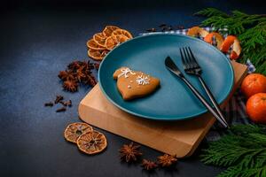 schön festlich Weihnachten Komposition von ein leeren Platte, Mandarine und Lebkuchen foto