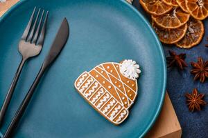 schön festlich Weihnachten Komposition von ein leeren Platte, Mandarine und Lebkuchen foto