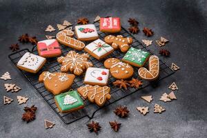 schön köstlich Süss Winter Weihnachten Lebkuchen Kekse auf ein grau texturiert Hintergrund foto