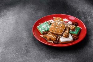 schön köstlich Süss Winter Weihnachten Lebkuchen Kekse auf ein grau texturiert Hintergrund foto