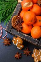 schön festlich Weihnachten Komposition von Mandarinen, Lebkuchen und Star Anis foto