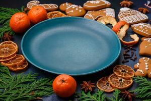 schön festlich Weihnachten Komposition von ein leeren Platte, Mandarine und Lebkuchen foto