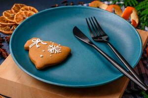 schön festlich Weihnachten Komposition von ein leeren Platte, Mandarine und Lebkuchen foto