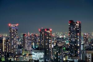 Wolkenkratzer mit Büro modern Gebäude mit Licht funkeln im Wirtschaft Center beim Tokyo foto