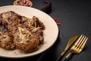 köstlich gebraten Hähnchen oder Rindfleisch Leber mit Salz, Gewürze und Kräuter foto