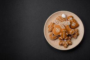 schön Weihnachten Lebkuchen Kekse von anders Farben auf ein Keramik Teller foto